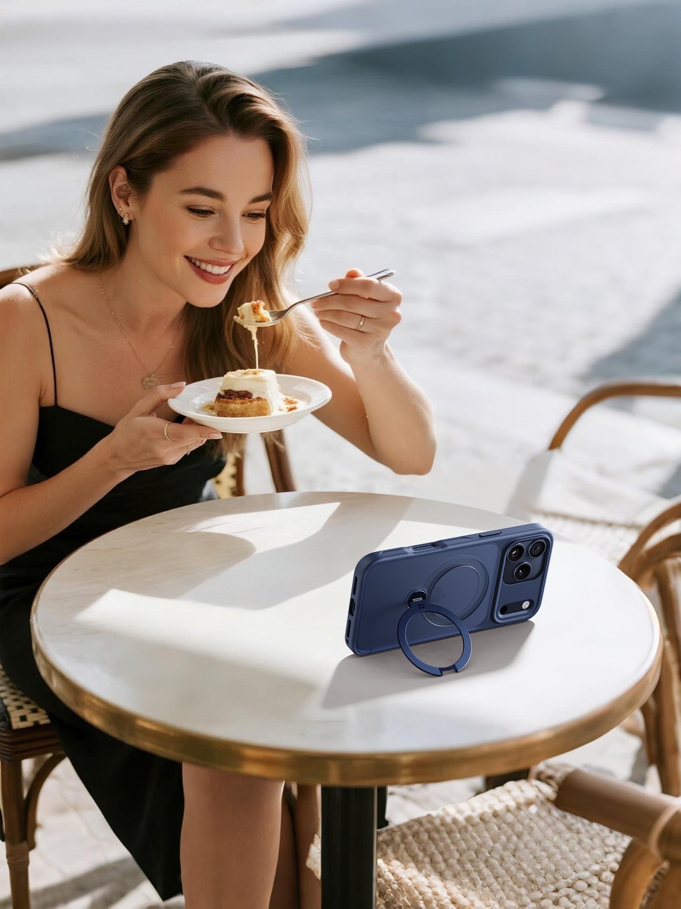 CASEKOO Frostスタンドケースでハンズフリー時間を楽しむ女性