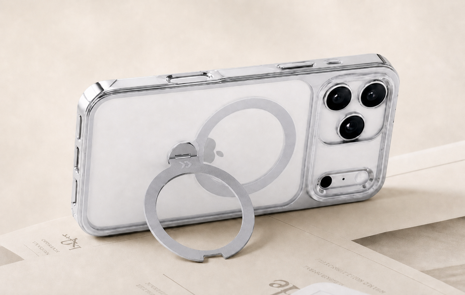360°リングを開き、デスク上でスマートフォンを支えるシルバーのStandKOO Haloケース