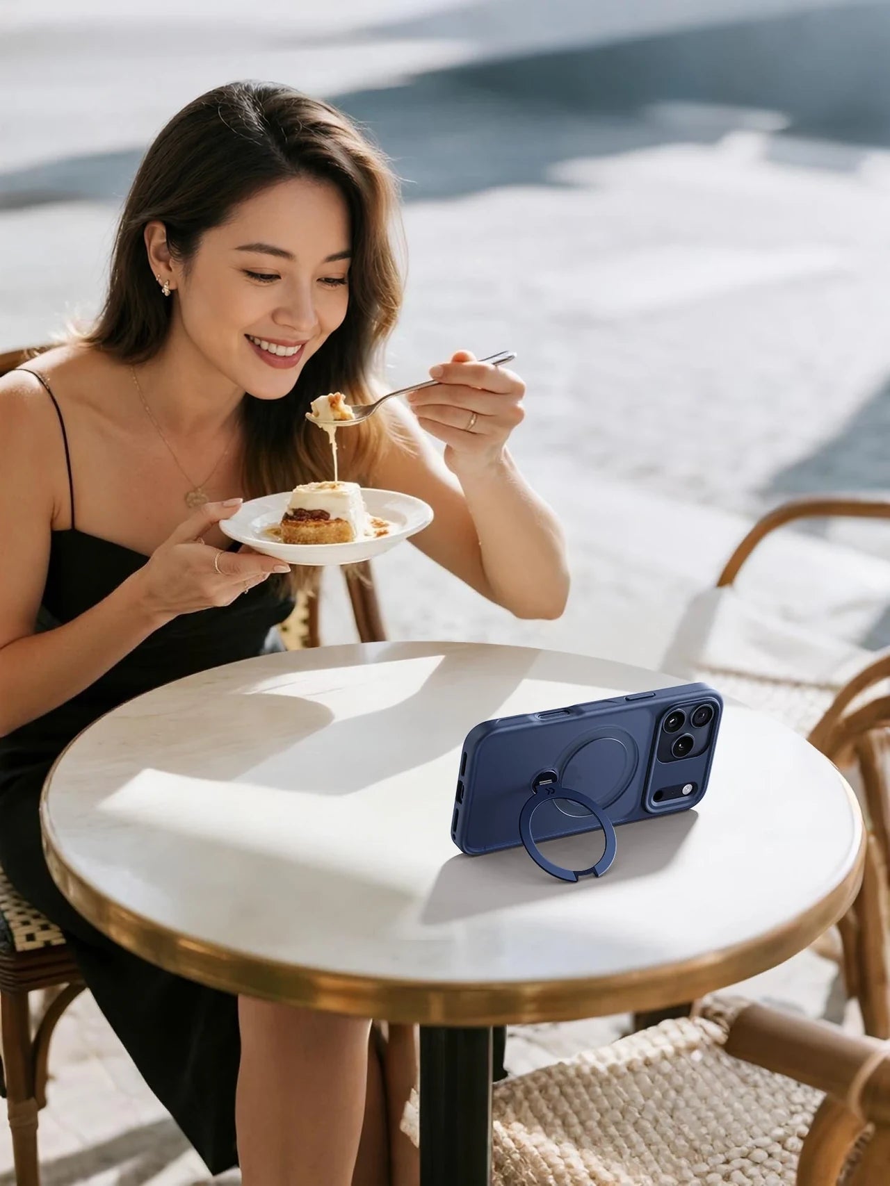 CASEKOO Frostスタンドケースでハンズフリー時間を楽しむ女性