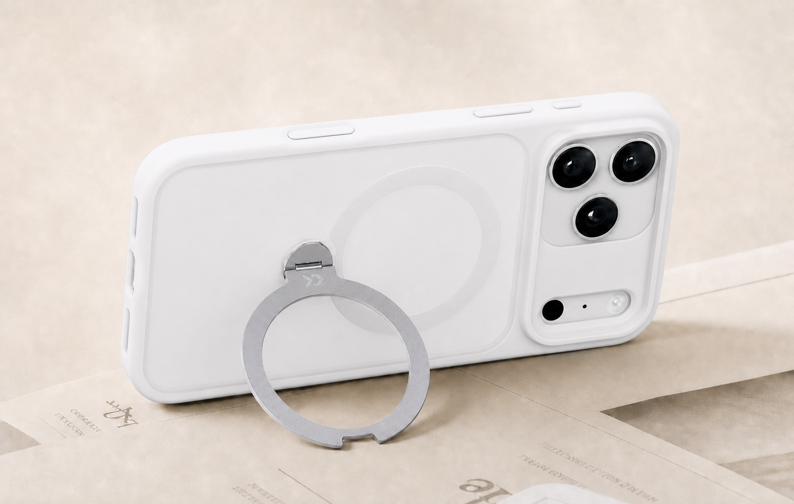 360°リングを開き、デスク上でスマートフォンを支えるコージーホワイトのStandKOO Frostケース